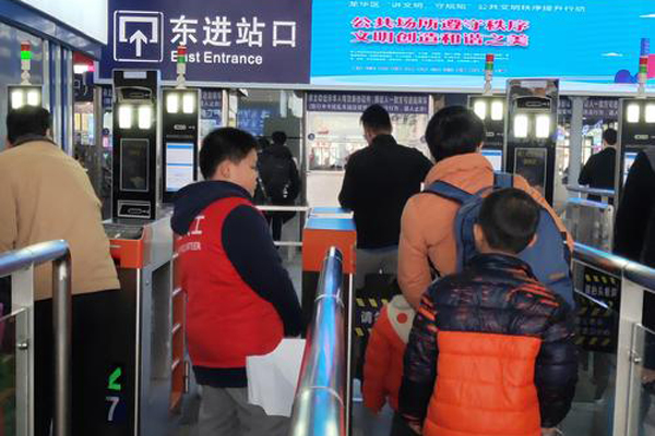 深圳北站上线的人脸识别测温粤康码核验一体机，已对接粤康码