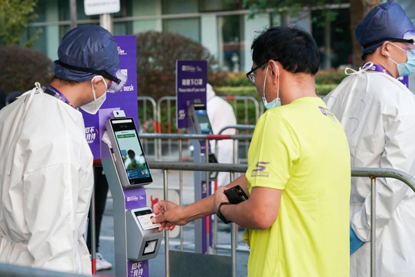 应用人脸测温粤康码核验一体机，减缓广州公共场所疫情防控的压力